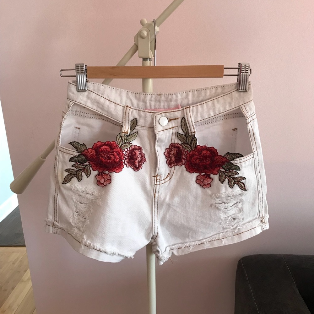 CUT OUT front pocket white denim shorts
